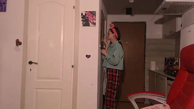 Snapshot of simyhvn chatting on April 8, 2026, 4:12 am simyhvn online show from April 8, 2026, 4:12 am