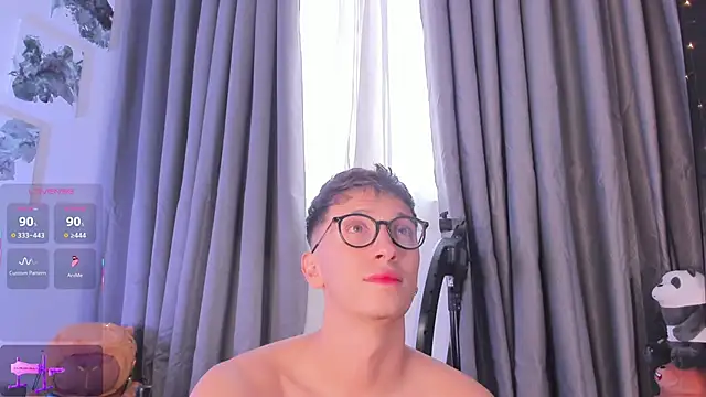 Snapshot of Thiago_jones chatting on September 26, 2025, 8:13 pm Thiago jones online show from September 26, 2025, 8:13 pm
