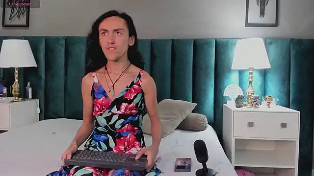 Snapshot of Karol_fenixx chatting on January 8, 2025, 10:16 pm Karol fenixx online show from January 8, 2025, 10:16 pm