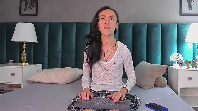 Snapshot of Karol_fenixx chatting on February 17, 2025, 4:53 am Karol fenixx online show from February 17, 2025, 4:53 am