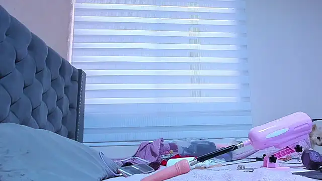 Imannejulienne online show from March 6, 2026, 10:28 pm