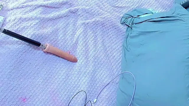 Imannejulienne online show from April 1, 2026, 1:50 am