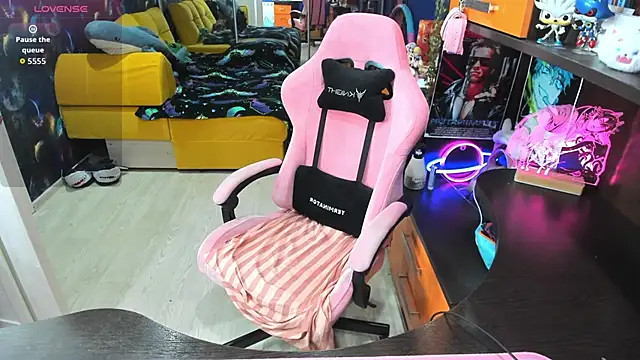 Softie Sofy online show from December 16, 2025, 1:32 am