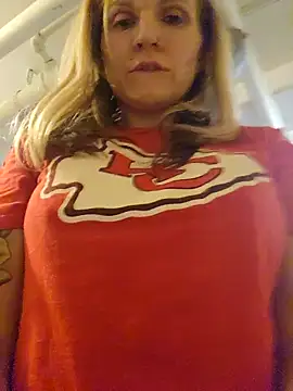 Snapshot of MaddisonX chatting on December 22, 2025, 12:24 pm MaddisonX online show from December 22, 2025, 12:24 pm