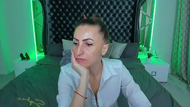 Rebecca Diamond online show from November 25, 2025, 6:02 am