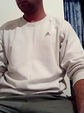 Snapshot of Rolandxxxr chatting on January 15, 2025, 4:32 pm Rolandxxxr online show from January 15, 2025, 4:32 pm