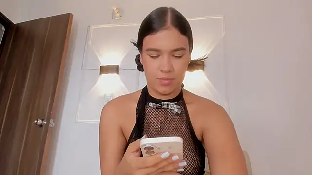 Snapshot of Hanna_Risso chatting on April 17, 2026, 5:49 pm Hanna Risso online show from April 17, 2026, 5:49 pm