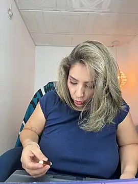 Snapshot of YummyAnna_ chatting on July 3, 2026, 8:37 pm YummyAnna online show from July 3, 2026, 8:37 pm