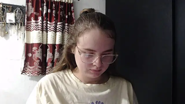 Snapshot of HellenMiyer1111 chatting on November 17, 2025, 6:14 pm HellenMiyer1111 online show from November 17, 2025, 6:14 pm