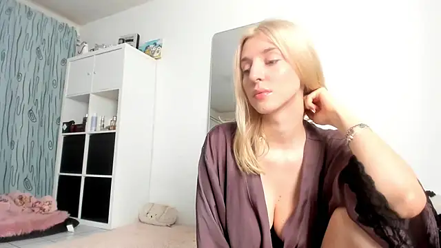 KenzieDawton online show from December 19, 2025, 4:52 am