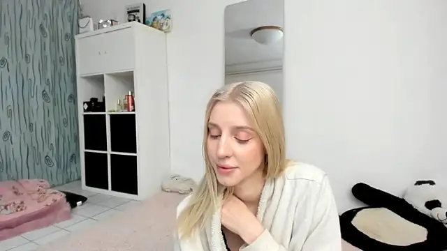 Snapshot of KenzieDawton chatting on May 15, 2026, 4:36 pm KenzieDawton online show from May 15, 2026, 4:36 pm