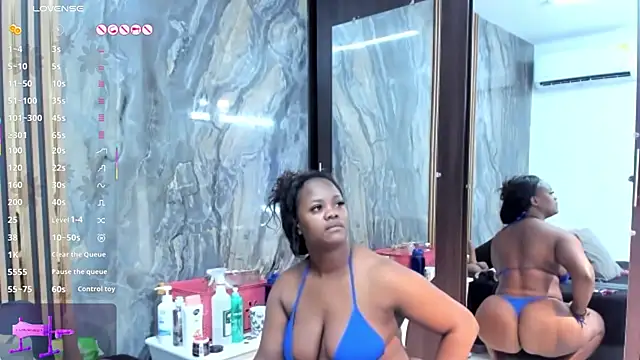 LauraSaenz01 online show from March 2, 2025, 3:24 am