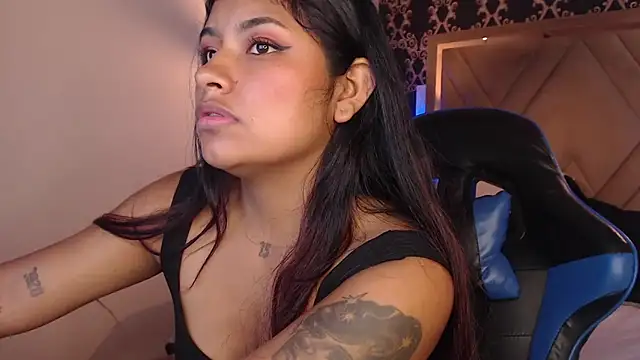 ChantalPetit online show from April 10, 2026, 7:18 pm