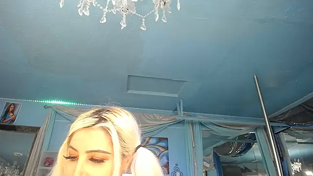 ADRIANNA FOX online show from November 3, 2025, 8:59 am