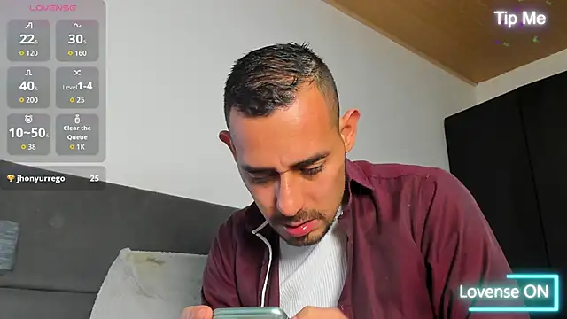 jhonyalzate2 online show from May 28, 2026, 1:14 am