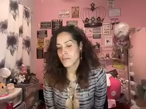 Snapshot of latinacubana chatting on January 5, 2025, 12:42 pm latinacubana online show from January 5, 2025, 12:42 pm