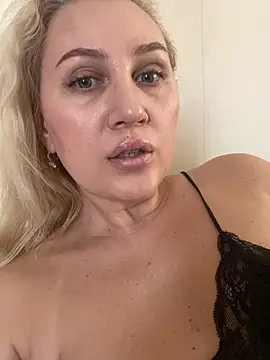 Snapshot of YourBlondee chatting on February 20, 2026, 5:26 am YourBlondee online show from February 20, 2026, 5:26 am