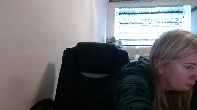 PeterAndJen online show from May 16, 2026, 4:42 am