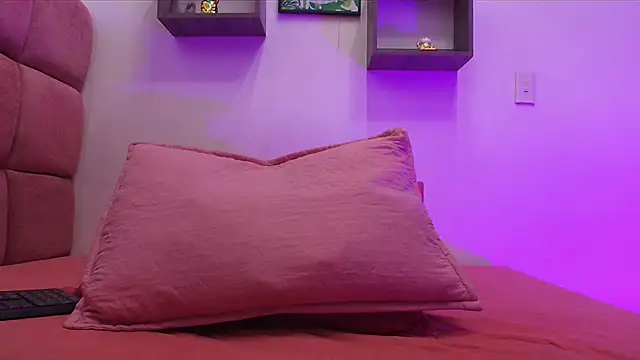 lorrayne  online show from February 11, 2025, 11:54 am