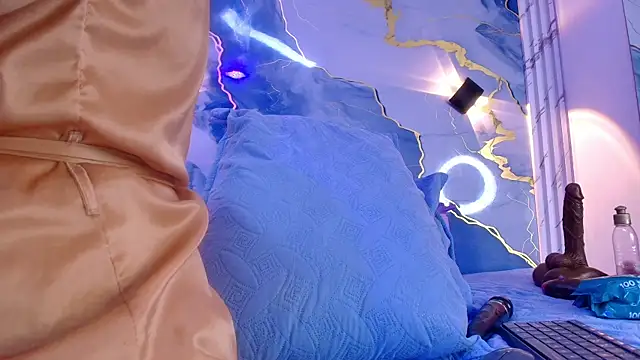 lorrayne  online show from November 18, 2025, 12:20 pm