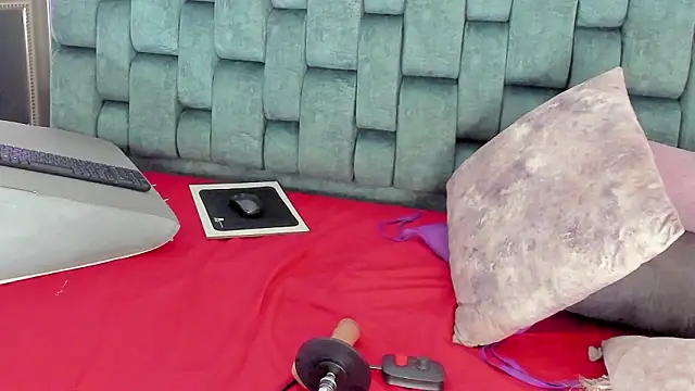 IsiisLovei online show from February 11, 2026, 2:44 pm