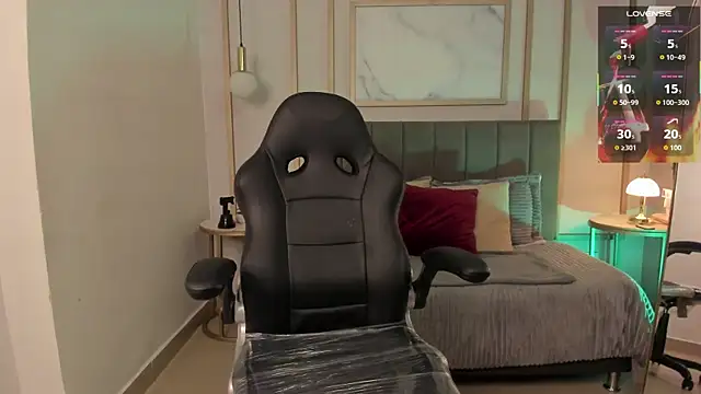 Holly madison  online show from April 1, 2026, 12:50 pm