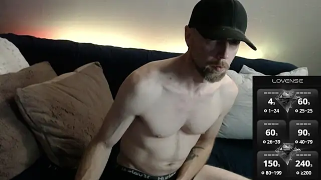 MaxRouger online show from December 1, 2025, 1:43 am