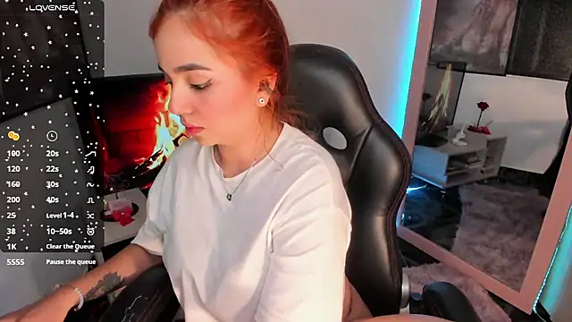 GiaBrooksX online show from March 17, 2025, 7:24 am