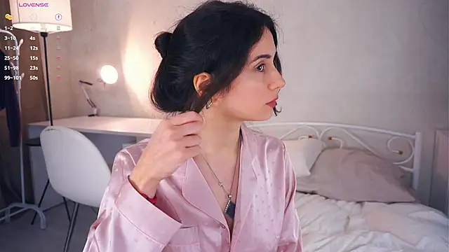 Holla Molly online show from March 18, 2025, 9:31 am