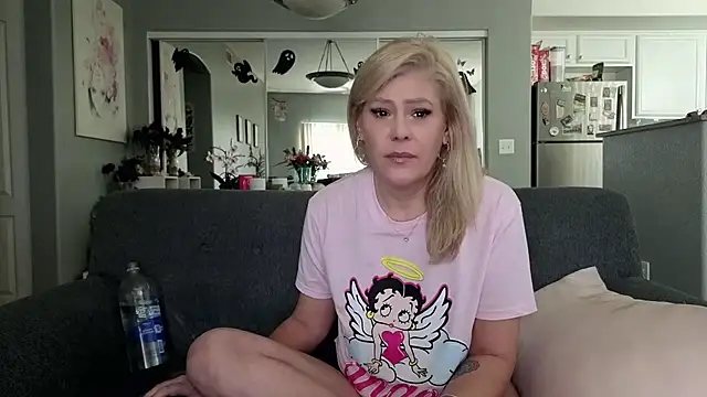 Snapshot of Lexi_Shocker chatting on November 2, 2025, 5:48 pm Lexi Shocker online show from November 2, 2025, 5:48 pm