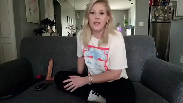 Snapshot of Lexi_Shocker chatting on November 16, 2025, 5:40 pm Lexi Shocker online show from November 16, 2025, 5:40 pm