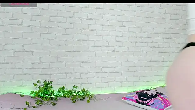 LinaKenny online show from December 4, 2025, 4:05 pm