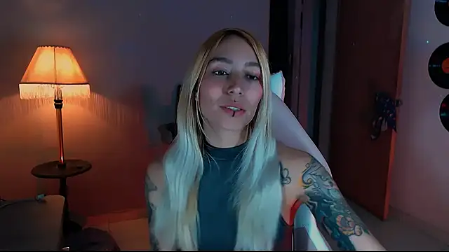 Snapshot of Saucy_Jenn chatting on December 1, 2024, 10:53 pm Saucy Jenn online show from December 1, 2024, 10:53 pm