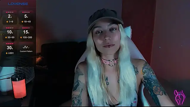 Snapshot of Saucy_Jenn chatting on December 7, 2024, 5:48 am Saucy Jenn online show from December 7, 2024, 5:48 am