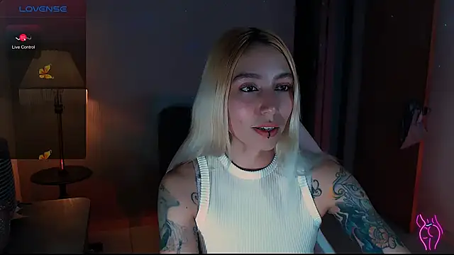 Snapshot of Saucy_Jenn chatting on December 8, 2024, 4:25 am Saucy Jenn online show from December 8, 2024, 4:25 am