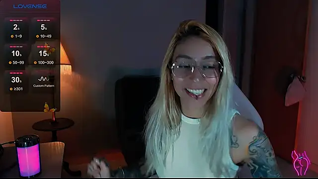 Snapshot of Saucy_Jenn chatting on December 8, 2024, 10:36 pm Saucy Jenn online show from December 8, 2024, 10:36 pm