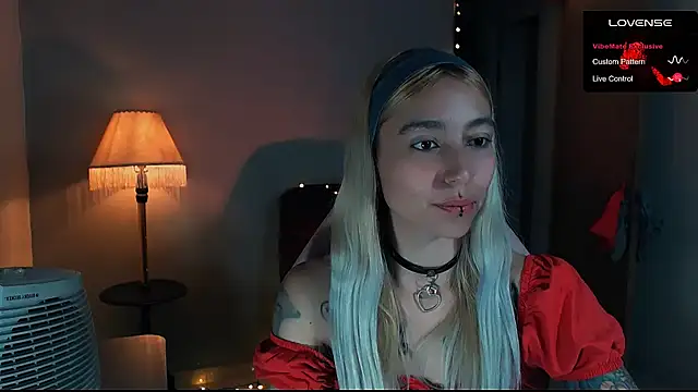 Snapshot of Saucy_Jenn chatting on January 19, 2025, 10:06 pm Saucy Jenn online show from January 19, 2025, 10:06 pm