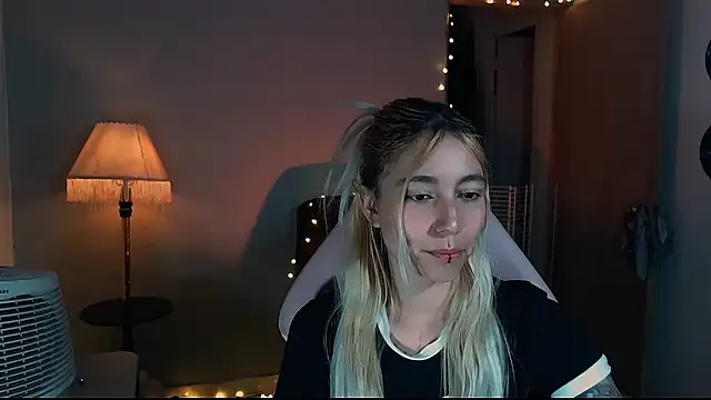 Snapshot of Saucy_Jenn chatting on January 24, 2025, 2:28 am Saucy Jenn online show from January 24, 2025, 2:28 am