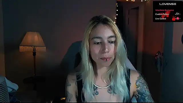 Snapshot of Saucy_Jenn chatting on January 26, 2025, 10:46 pm Saucy Jenn online show from January 26, 2025, 10:46 pm