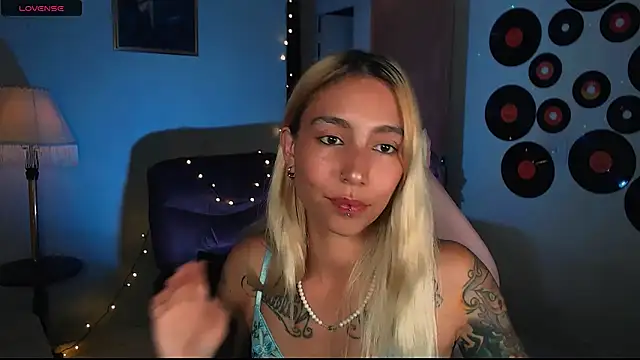 Snapshot of Saucy_Jenn chatting on February 20, 2025, 1:03 am Saucy Jenn online show from February 20, 2025, 1:03 am