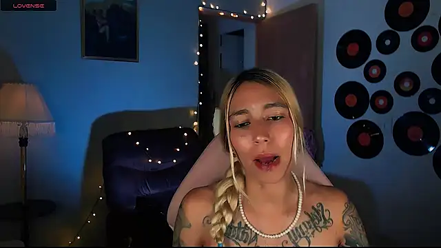 Snapshot of Saucy_Jenn chatting on February 21, 2025, 4:40 am Saucy Jenn online show from February 21, 2025, 4:40 am