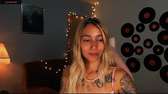 Snapshot of Saucy_Jenn chatting on March 2, 2025, 5:01 am Saucy Jenn online show from March 2, 2025, 5:01 am