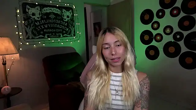 Snapshot of Saucy_Jenn chatting on March 15, 2025, 3:18 am Saucy Jenn online show from March 15, 2025, 3:18 am