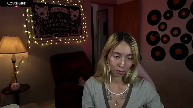 Snapshot of Saucy_Jenn chatting on March 16, 2025, 1:38 am Saucy Jenn online show from March 16, 2025, 1:38 am