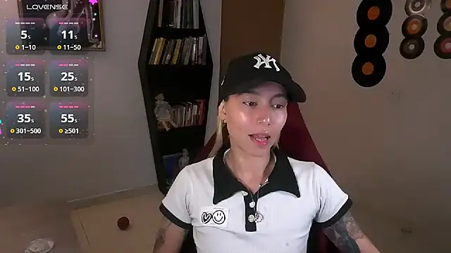 Snapshot of Saucy_Jenn chatting on September 27, 2025, 1:32 am Saucy Jenn online show from September 27, 2025, 1:32 am