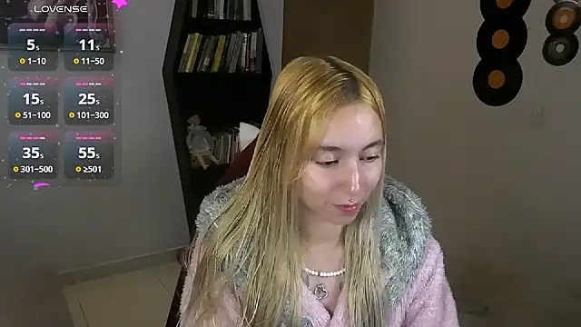 Snapshot of Saucy_Jenn chatting on September 28, 2025, 1:11 am Saucy Jenn online show from September 28, 2025, 1:11 am