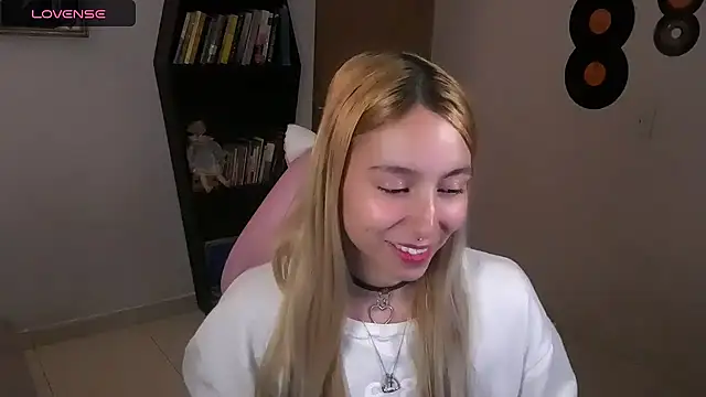 Snapshot of Saucy_Jenn chatting on October 17, 2025, 4:26 am Saucy Jenn online show from October 17, 2025, 4:26 am