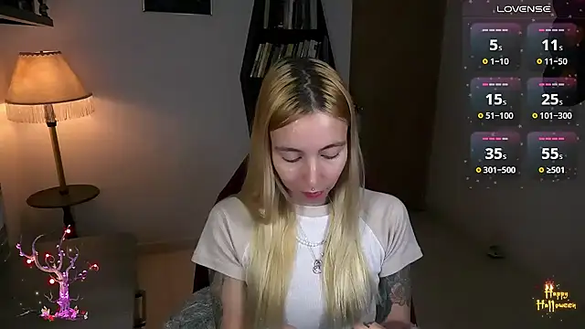 Snapshot of Saucy_Jenn chatting on October 26, 2025, 10:58 pm Saucy Jenn online show from October 26, 2025, 10:58 pm