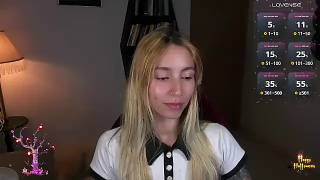 Snapshot of Saucy_Jenn chatting on October 30, 2025, 5:09 am Saucy Jenn online show from October 30, 2025, 5:09 am