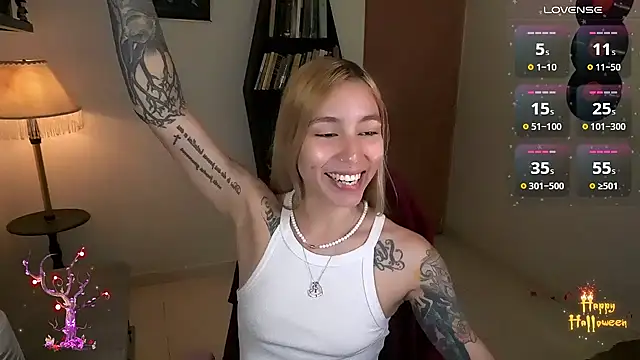 Snapshot of Saucy_Jenn chatting on October 31, 2025, 2:01 am Saucy Jenn online show from October 31, 2025, 2:01 am